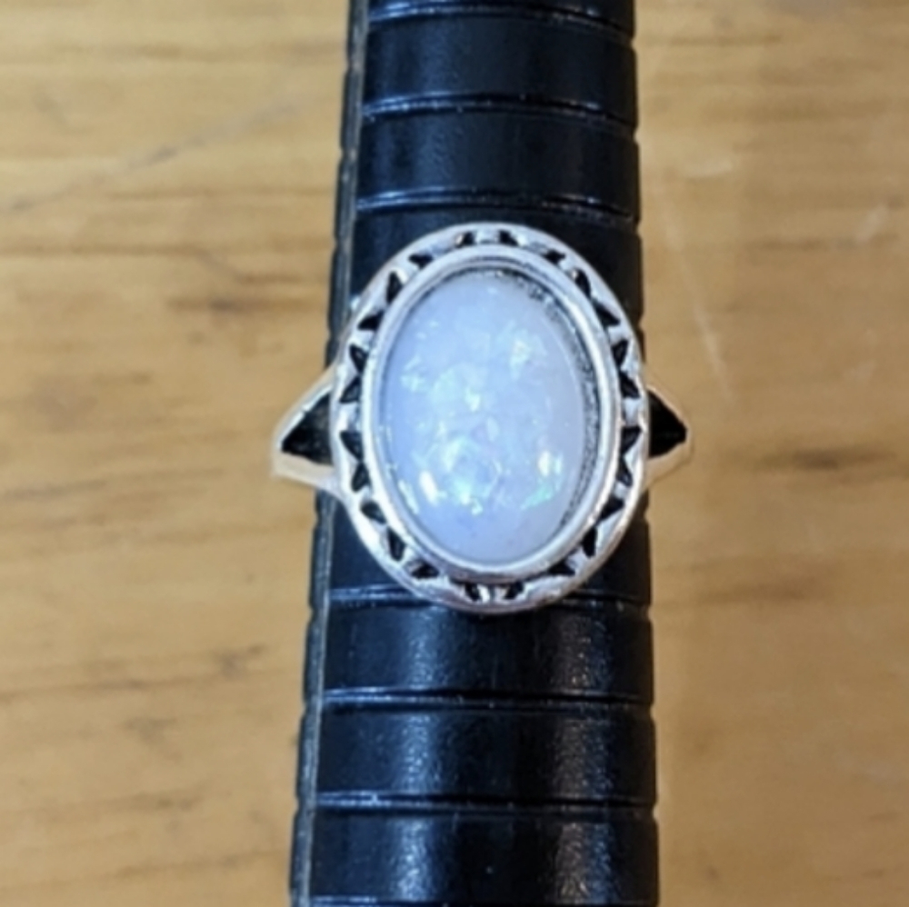 Vintage Geometric Round Simulated Opal Gemstone Ring, T1B6A